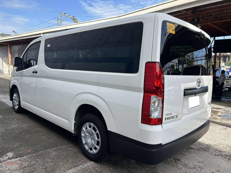 2024 TOYOTA HI ACE COMMUTER DELUXE 3TKM ONLY!! MANUAL TRANSMISSION