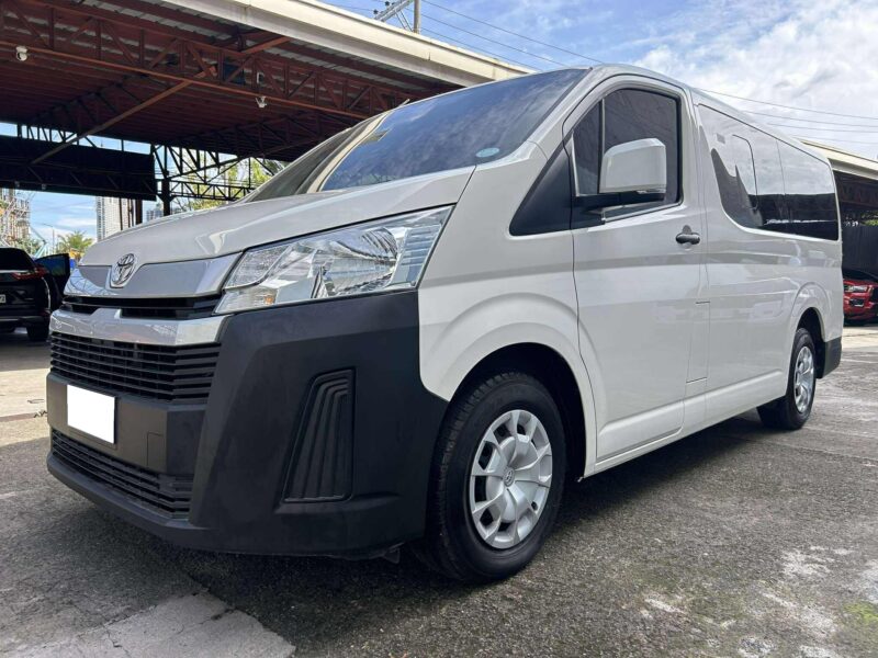 2024 TOYOTA HI ACE COMMUTER DELUXE 3TKM ONLY!! MANUAL TRANSMISSION