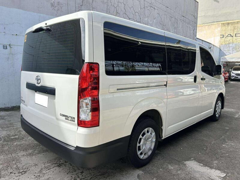 2024 TOYOTA HI ACE COMMUTER DELUXE 3TKM ONLY!! MANUAL TRANSMISSION