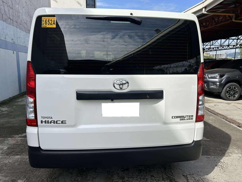 2024 TOYOTA HI ACE COMMUTER DELUXE 3TKM ONLY!! MANUAL TRANSMISSION