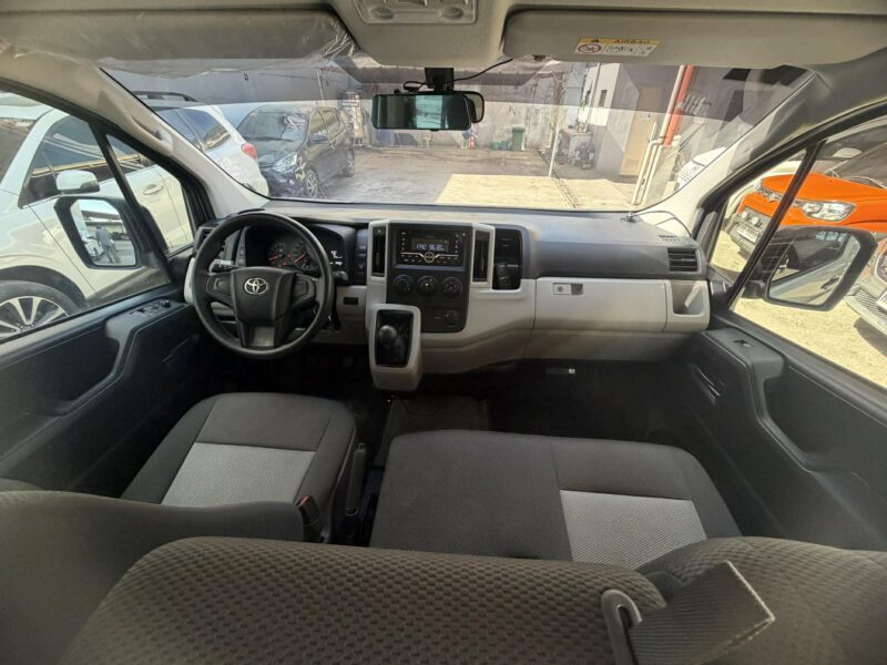 2023 TOYOTA HI ACE COMMUTER DELUXE 2.8L DIESEL 35TKM ONLY MANUAL TRANSMISSION