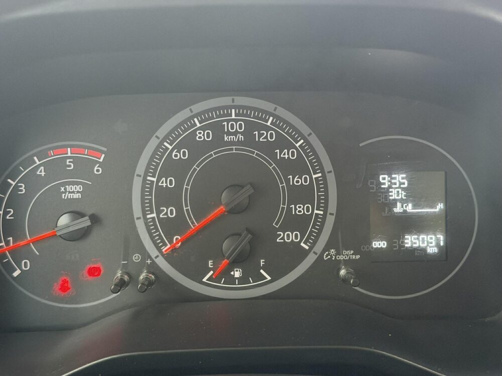 2023 TOYOTA HI ACE COMMUTER DELUXE 2.8L DIESEL 35TKM ONLY MANUAL TRANSMISSION