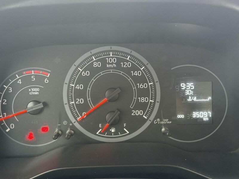 2023 TOYOTA HI ACE COMMUTER DELUXE 2.8L DIESEL 35TKM ONLY MANUAL TRANSMISSION