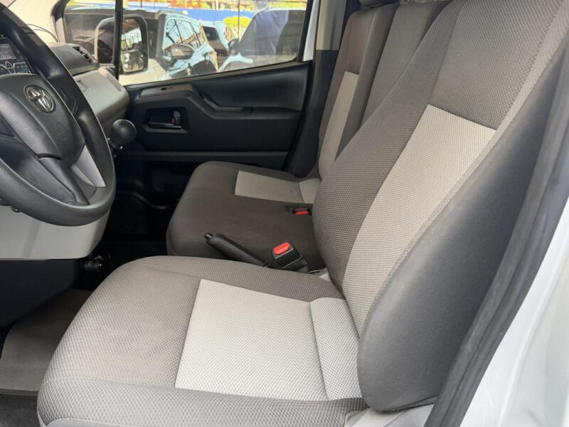 2023 TOYOTA HI ACE COMMUTER DELUXE 2.8L DIESEL 35TKM ONLY MANUAL TRANSMISSION