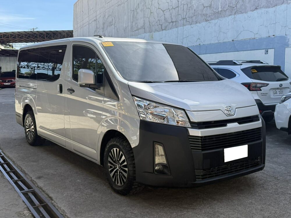 2023 TOYOTA HI ACE COMMUTER DELUXE 2.8L DIESEL 35TKM ONLY MANUAL TRANSMISSION
