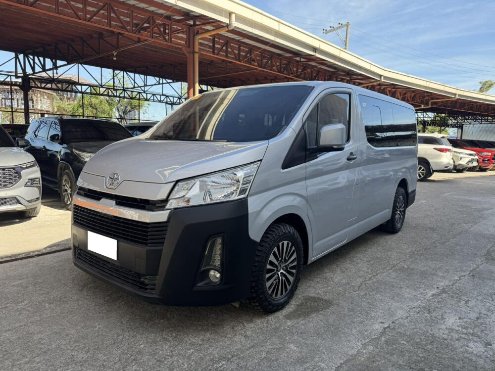 2023 TOYOTA HI ACE COMMUTER DELUXE 2.8L DIESEL 35TKM ONLY MANUAL TRANSMISSION