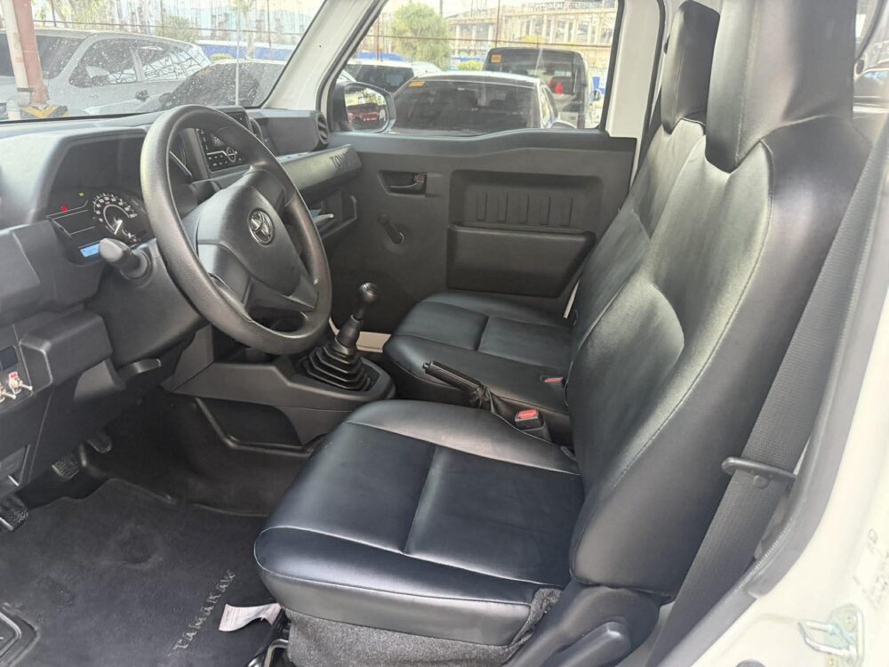 2025 TOYOTA HILUX 2.4 TAMARAW FX AUTOMATIC TRANSMISSION