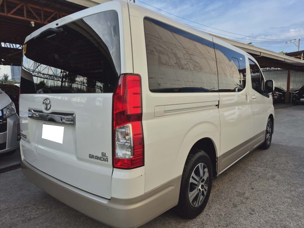 2023 TOYOTA HI ACE GL GRANDIA 2 TONE AUTOMATIC TRANSMISSION