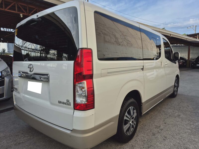 2023 TOYOTA HI ACE GL GRANDIA 2 TONE AUTOMATIC TRANSMISSION