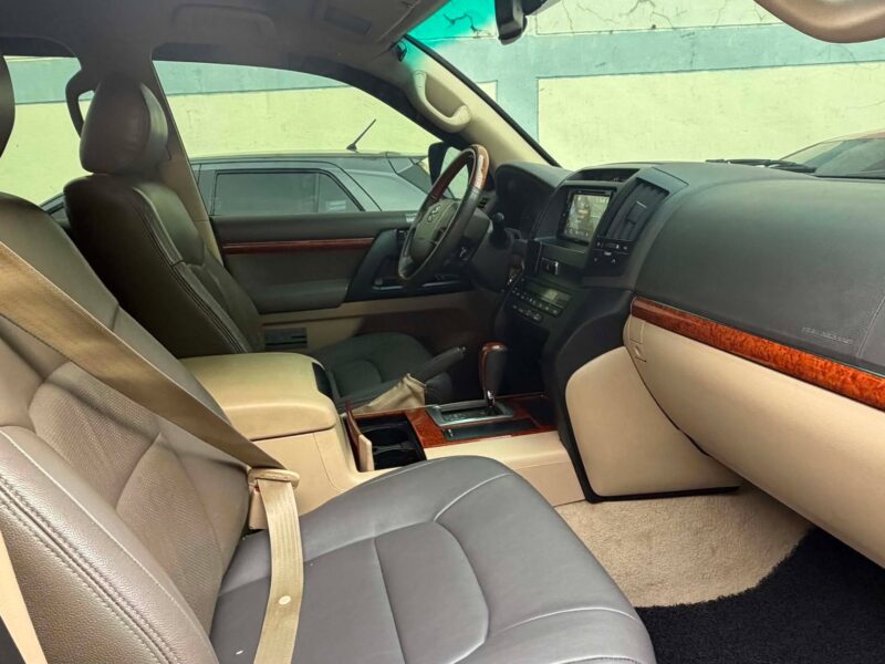 2012 TOYOTA LAND CRUISER 200 DUBAI VERSION